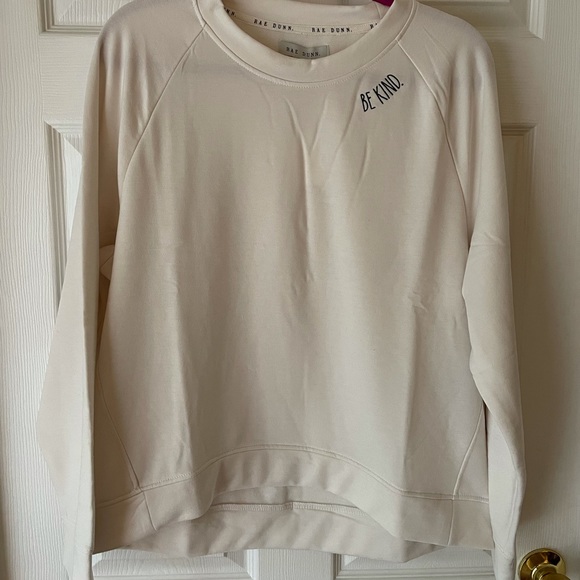 ♥️ RAE DUNN “Be Kind” Sweatshirt - Picture 2 of 6